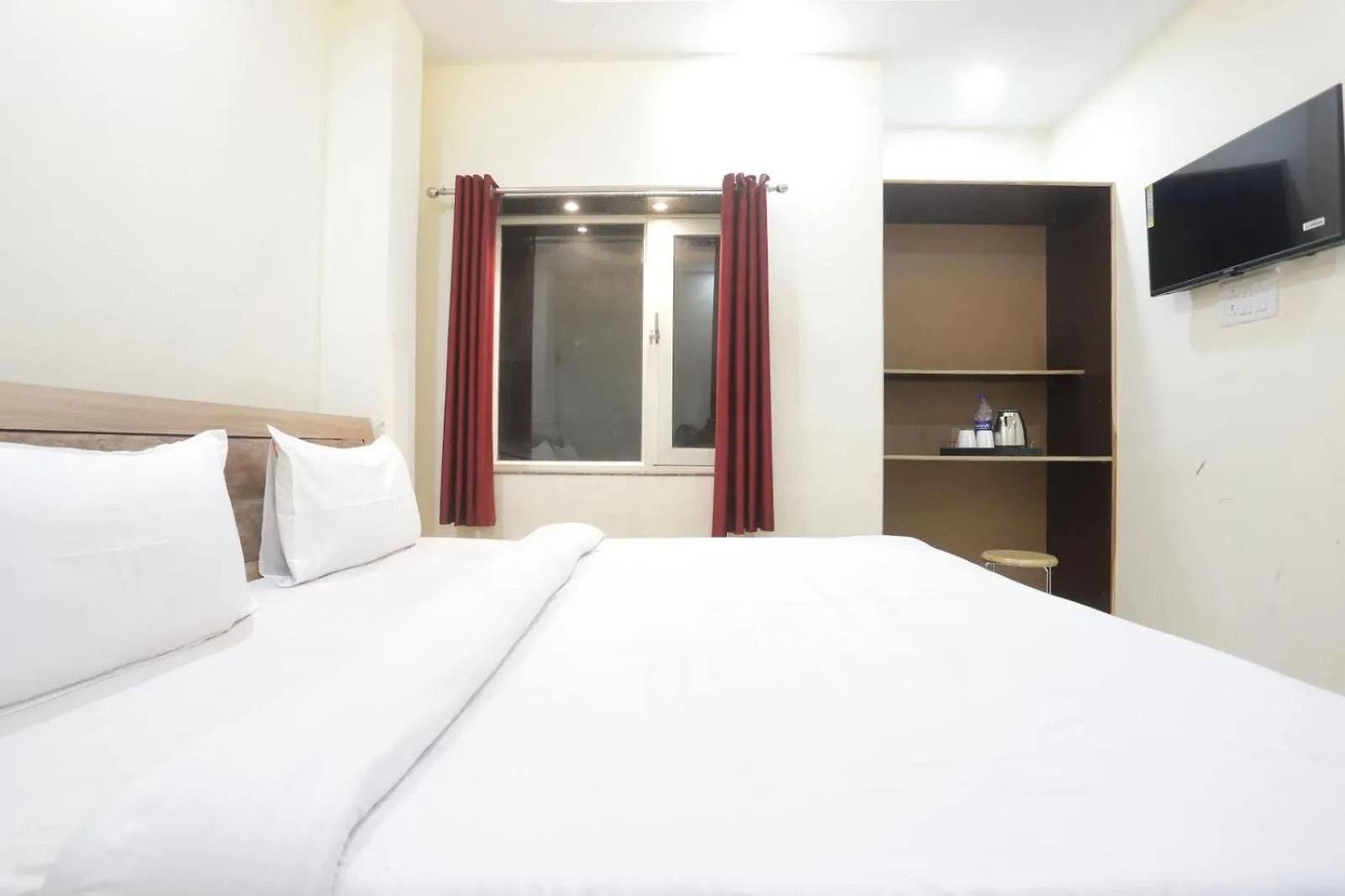 Hotel Kashi ! Residency ! Near Kashi Vishwanath Temple - Luxury Air Conditioned Rooms With Free Wi-Fi Facility Varanasi Habitación en casa particular
