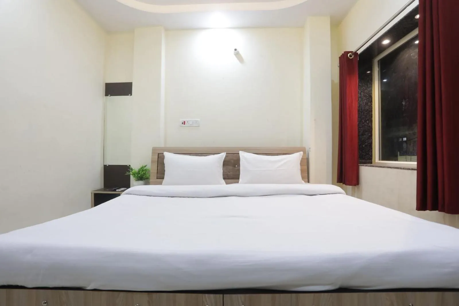 Hotel Kashi ! Residency ! Near Kashi Vishwanath Temple - Luxury Air Conditioned Rooms With Free Wi-Fi Facility Varanasi India