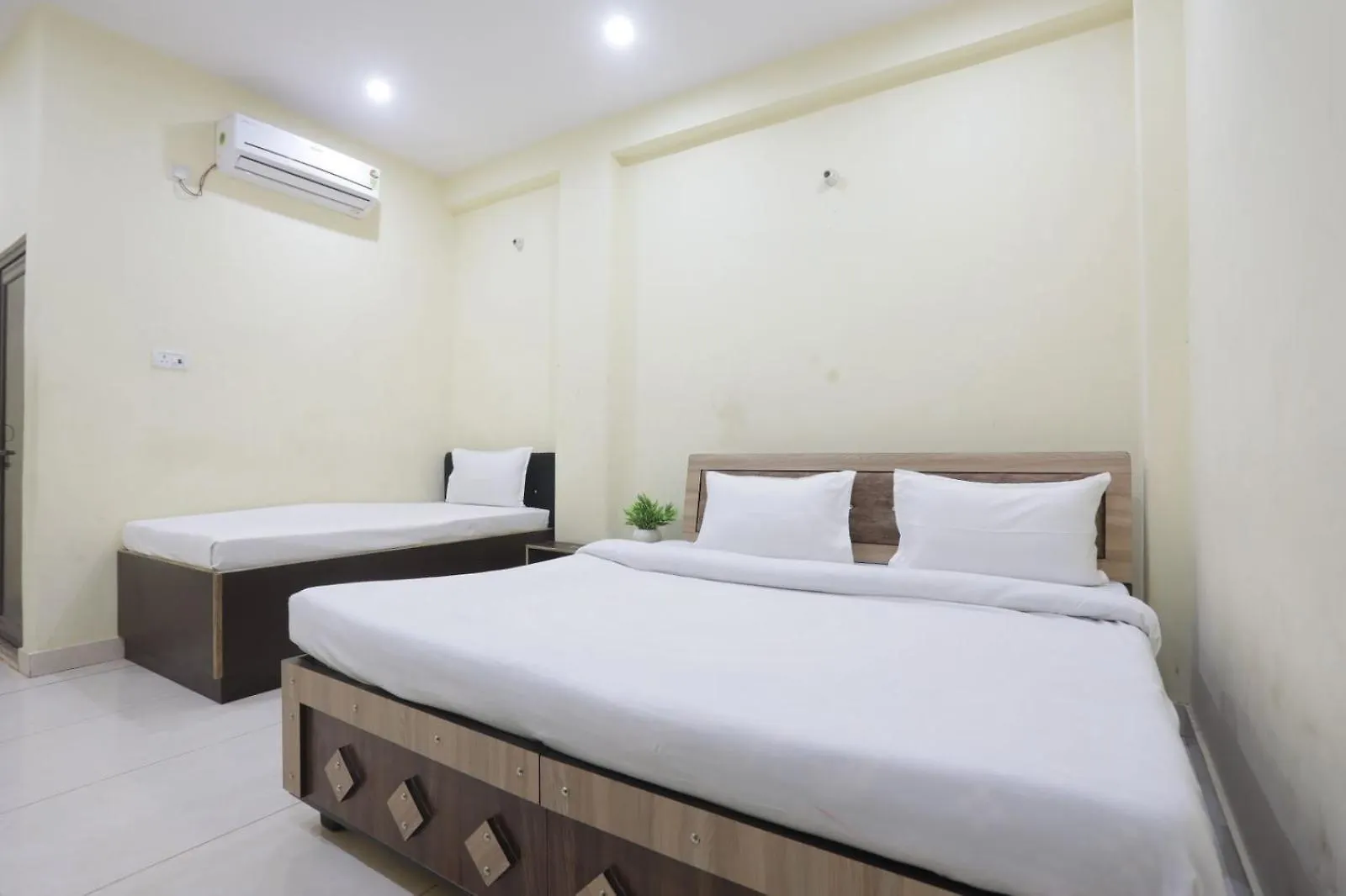 Hotel Kashi ! Residency ! Near Kashi Vishwanath Temple - Luxury Air Conditioned Rooms With Free Wi-Fi Facility Varanasi 0*,