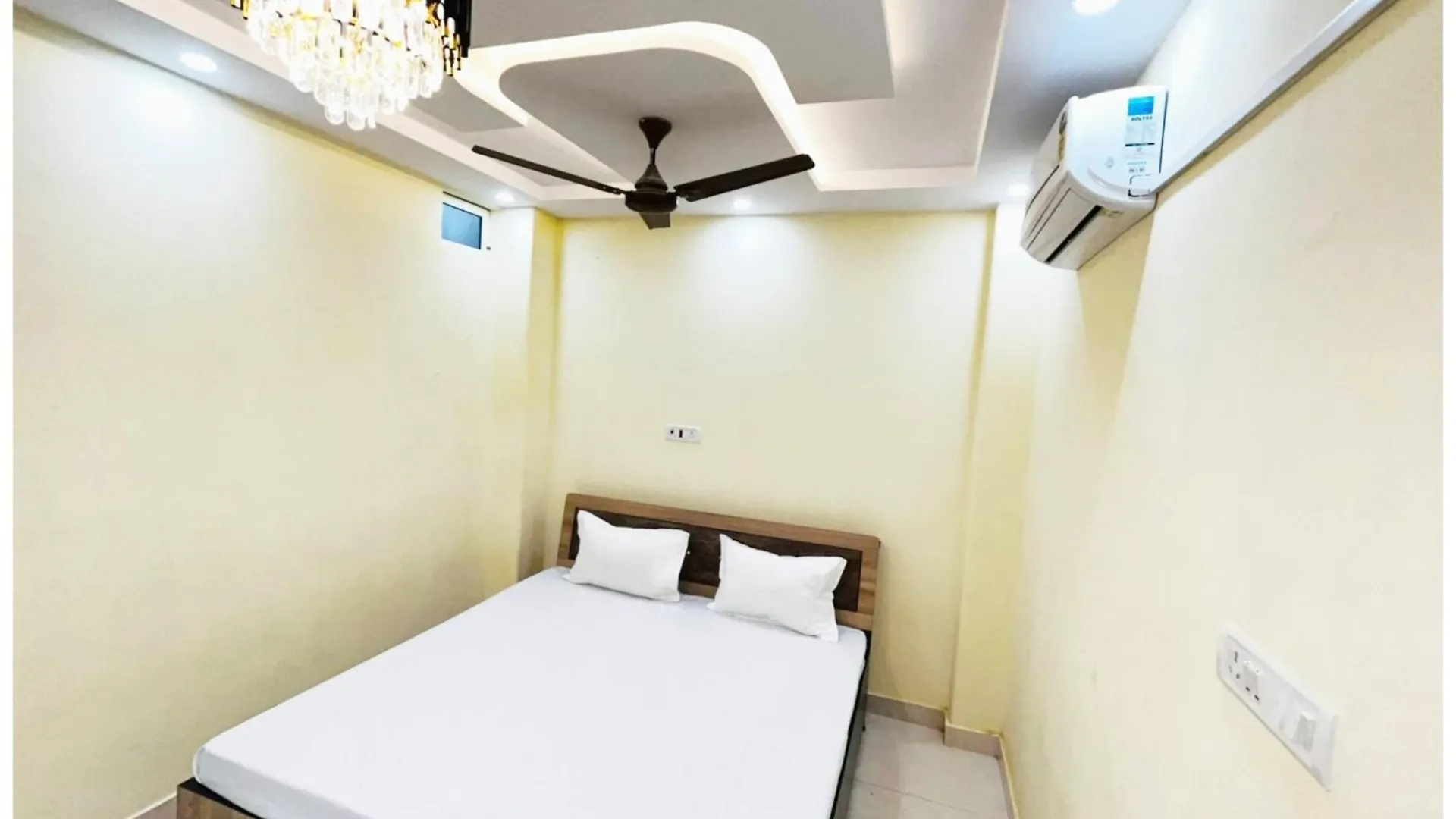 Hotel Kashi ! Residency ! Near Kashi Vishwanath Temple - Luxury Air Conditioned Rooms With Free Wi-Fi Facility Varanasi Habitación en casa particular