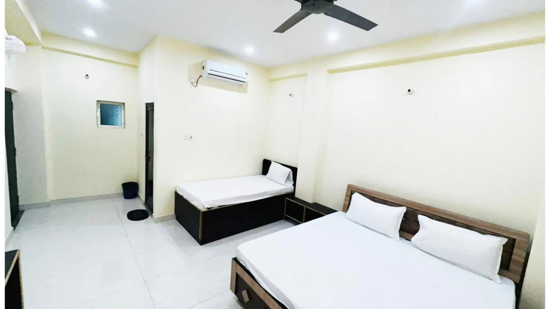 Hotel Kashi ! Residency ! Near Kashi Vishwanath Temple - Luxury Air Conditioned Rooms With Free Wi-Fi Facility Varanasi Habitación en casa particular